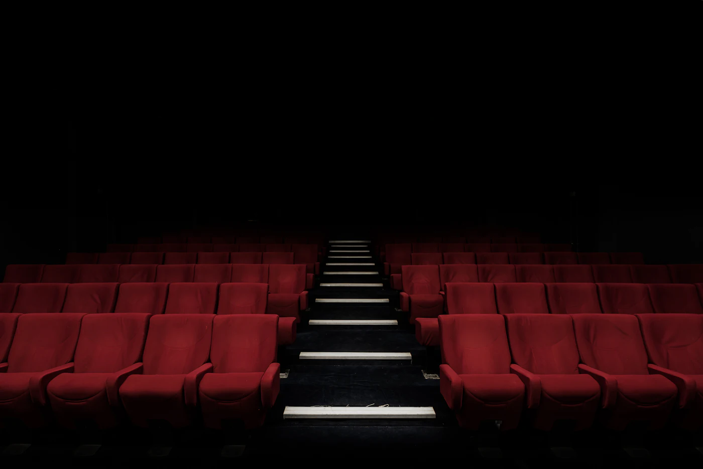Salle de cinéma aux fauteuils rouges, films en 4K à la demande sur IPTV Smarters Pro