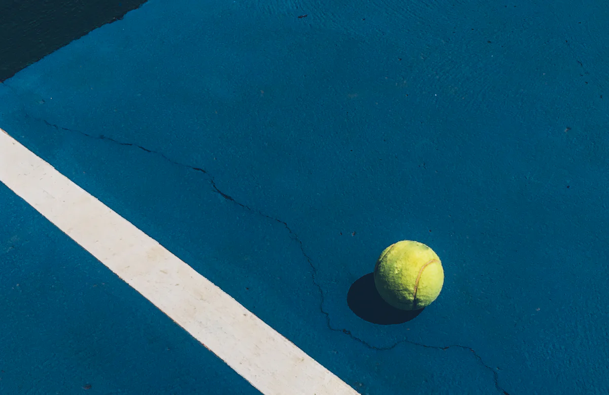 Balle de tennis sur un court bleu, tournois de tennis en direct avec IPTV Smarters Pro