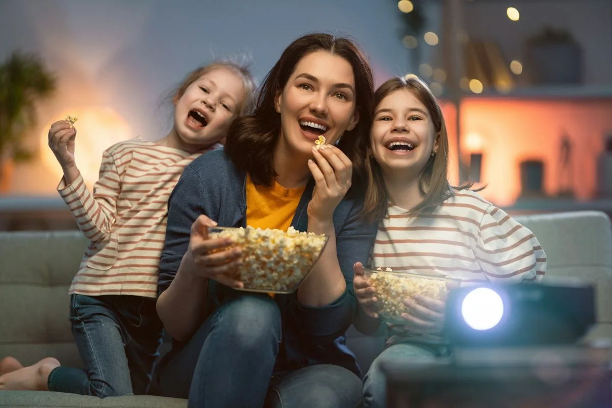 Soirée film en famille avec IPTV Smarters Pro et du pop-corn